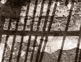 Ombre de toit en ruines, Languedoc-Roussillon, 2003