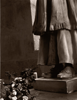 Fleurs en plastique, Basilique de Beaune, France, 2002